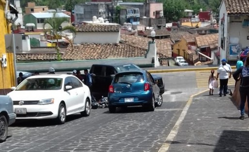 Una conductora que circulaba en sentido contrario en el callejón de Cuauhtémoc, hacia Xalapeños Ilustres, impactó a un motociclista que pretendía subir por dicha calle. Afortunadamente el motociclista no se lesionó. La conductora no pudo ahorrar ni tiempo ni dinero.  El Chisme Cachetón.