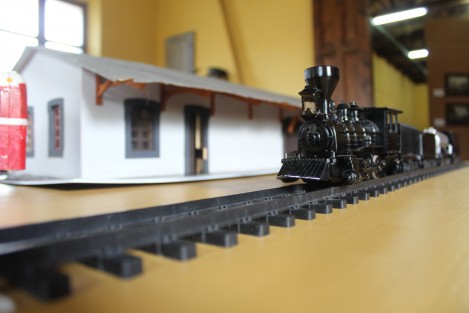 Este sábado se llevó a cabo el conversatorio y la exposición fotográfica sobre el 121 aniversario de la llegada del tren <em>El Piojito</em> a Teocelo, con conferencias del Ing. Luis Ramírez Garduño, ferroaficionado y estudioso de la historia del ferrocarril; así como del cronista de Coatepec, José Martín Blásquez Ojeda, quien habló del empresario John B. Frisbie, impulsor del tren en la región; y de José Carlos May González, quien habló de <em>Teocelo En Los Tiempos De El Piojito</em> como cronista oficial de este municipio.