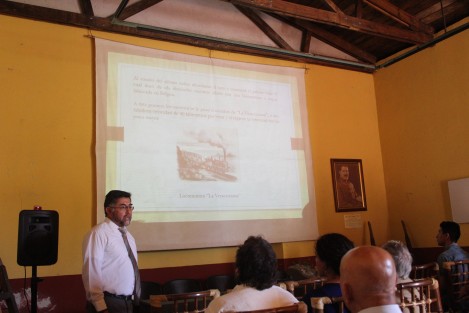 Este sábado se llevó a cabo el conversatorio y la exposición fotográfica sobre el 121 aniversario de la llegada del tren <em>El Piojito</em> a Teocelo, con conferencias del Ing. Luis Ramírez Garduño, ferroaficionado y estudioso de la historia del ferrocarril; así como del cronista de Coatepec, José Martín Blásquez Ojeda, quien habló del empresario John B. Frisbie, impulsor del tren en la región; y de José Carlos May González, quien habló de <em>Teocelo En Los Tiempos De El Piojito</em> como cronista oficial de este municipio.