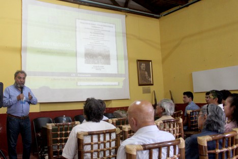 Este sábado se llevó a cabo el conversatorio y la exposición fotográfica sobre el 121 aniversario de la llegada del tren <em>El Piojito</em> a Teocelo, con conferencias del Ing. Luis Ramírez Garduño, ferroaficionado y estudioso de la historia del ferrocarril; así como del cronista de Coatepec, José Martín Blásquez Ojeda, quien habló del empresario John B. Frisbie, impulsor del tren en la región; y de José Carlos May González, quien habló de <em>Teocelo En Los Tiempos De El Piojito</em> como cronista oficial de este municipio.