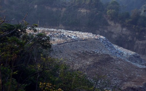 Las imágenes están actualizadas: no son de cuando VEOLIA ocupaba el espacio. El recorrido se hizo, precisamente, para darle seguimiento a la problemática de El Tronconal desde que usted reabrió por la fuerza el basurero.  