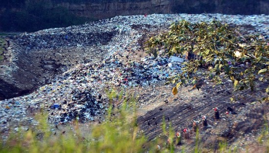 Las imágenes están actualizadas: no son de cuando VEOLIA ocupaba el espacio. El recorrido se hizo, precisamente, para darle seguimiento a la problemática de El Tronconal desde que usted reabrió por la fuerza el basurero.