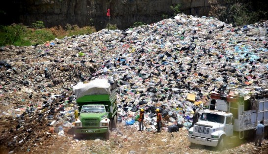 Las imágenes están actualizadas: no son de cuando VEOLIA ocupaba el espacio. El recorrido se hizo, precisamente, para darle seguimiento a la problemática de El Tronconal desde que usted reabrió por la fuerza el basurero.  