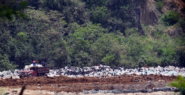 Las imágenes están actualizadas: no son de cuando VEOLIA ocupaba el espacio. El recorrido se hizo, precisamente, para darle seguimiento a la problemática de El Tronconal desde que usted reabrió por la fuerza el basurero.  