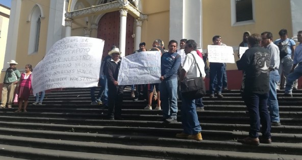 Pobladores de la localidad Tlanecpaquila, perteneciente a Zongolica, se manifestaron  en las escalinatas de la catedral de  Xalapa, quieren  la intervención del Gobierno del Estado, luego de que Juan Enrique Álvarez, un particular, pretende desalojar a los casi 300 habitantes de dicha comunidad asentada en una extensión de 26 hectáreas, fundada hace 100 años.