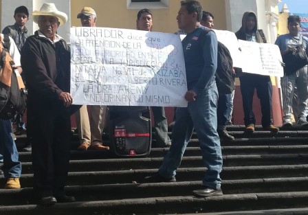 Pobladores de la localidad Tlanecpaquila, perteneciente a Zongolica, se manifestaron  en las escalinatas de la catedral de  Xalapa, quieren  la intervención del Gobierno del Estado, luego de que Juan Enrique Álvarez, un particular, pretende desalojar a los casi 300 habitantes de dicha comunidad asentada en una extensión de 26 hectáreas, fundada hace 100 años.