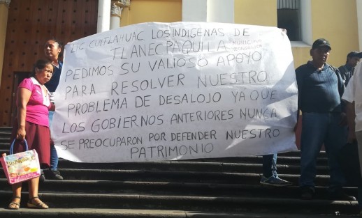 Pobladores de la localidad Tlanecpaquila, perteneciente a Zongolica, se manifestaron  en las escalinatas de la catedral de  Xalapa, quieren  la intervención del Gobierno del Estado, luego de que Juan Enrique Álvarez, un particular, pretende desalojar a los casi 300 habitantes de dicha comunidad asentada en una extensión de 26 hectáreas, fundada hace 100 años. 