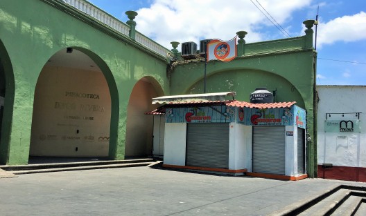 Un grupo de amantes de Xalapa alzan la voz contra la instalación de un puesto de mariscos en el estratégico punto entre la Pinacoteca Diego Rivera y el Museo Casa Xalapa. Anteriormente en el sitio estaba una cafetería invadiendo el espacio pero ¿venta de mariscos?, expresaron. 