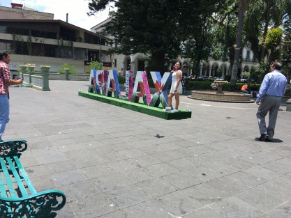 Turistas felices con su foto del recuerdo en APALAX. Al igual que la pintura Ecce Homo saltó a la fama mundial e incrementó el turismo en Borja, provincia de Zaragoza, España, las polémicas letras son atractivo turístico en Xalapa... ¡ajá!