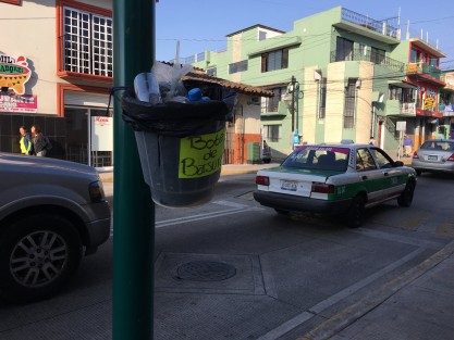 Iniciativa ciudadana en Xalapeños Ilustres, donde por años los botes de basura han estado ausentes.