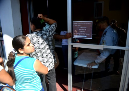 Pésima la organización del personal del teatro J.J. Herrera donde se llevaria a cabo la inauguración del Programa Institucional <em>Casa Sorda</em> ya que dejaron esperar al menos 30 minutos en pleno sol a niños y jóvenes por buscar comida en sus bolsas y de esta manera retrasar todo el evento.  