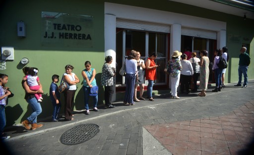 Pésima la organización del personal del teatro J.J. Herrera donde se llevaria a cabo la inauguración del Programa Institucional <em>Casa Sorda</em> ya que dejaron esperar al menos 30 minutos en pleno sol a niños y jóvenes por buscar comida en sus bolsas y de esta manera retrasar todo el evento.  