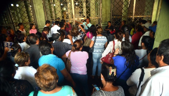 Integrantes de Antorcha Campesina encabezados por su líder Minerva Salcedo,  se apostaron en las entradas de palacio y con gritos exigían una audiencia con el gobernador Cuitláhuac García. Al no ser entendidos bloquearon la calle Enríquez por lo menos 30 minutos  y luego volvieron a las entradas de palacio.