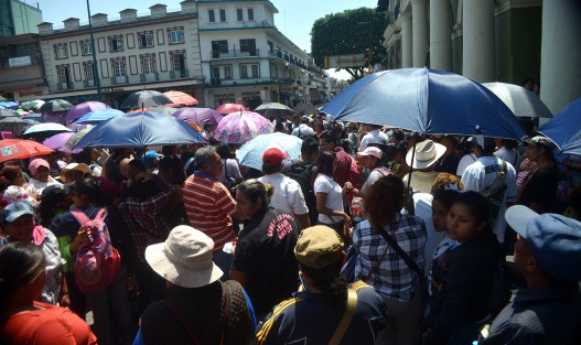 Integrantes de Antorcha Campesina encabezados por su líder Minerva Salcedo,  se apostaron en las entradas de palacio y con gritos exigían una audiencia con el gobernador Cuitláhuac García. Al no ser entendidos bloquearon la calle Enríquez por lo menos 30 minutos  y luego volvieron a las entradas de palacio.