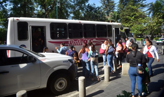 Integrantes de Antorcha Campesina encabezados por su líder Minerva Salcedo,  se apostaron en las entradas de palacio y con gritos exigían una audiencia con el gobernador Cuitláhuac García. Al no ser entendidos bloquearon la calle Enríquez por lo menos 30 minutos  y luego volvieron a las entradas de palacio.
