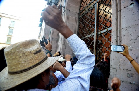 Integrantes de Antorcha Campesina encabezados por su líder Minerva Salcedo,  se apostaron en las entradas de palacio y con gritos exigían una audiencia con el gobernador Cuitláhuac García. Al no ser entendidos bloquearon la calle Enríquez por lo menos 30 minutos  y luego volvieron a las entradas de palacio.