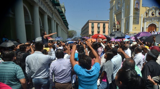 Integrantes de Antorcha Campesina encabezados por su líder Minerva Salcedo,  se apostaron en las entradas de palacio y con gritos exigían una audiencia con el gobernador Cuitláhuac García. Al no ser entendidos bloquearon la calle Enríquez por lo menos 30 minutos  y luego volvieron a las entradas de palacio.