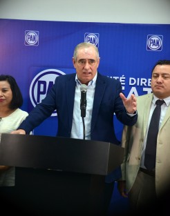 Julen Rementería del Puerto, senador del PAN, confirmó que con la ley se obligará al gobernador Cuitláhuac García Jiménez a transparentar los contratos que supuestamente hicieron para la adquisición de 160 patrullas para la Secretaría de Seguridad Pública (SSP), y donde se pagaron más de 206 millones de pesos. 