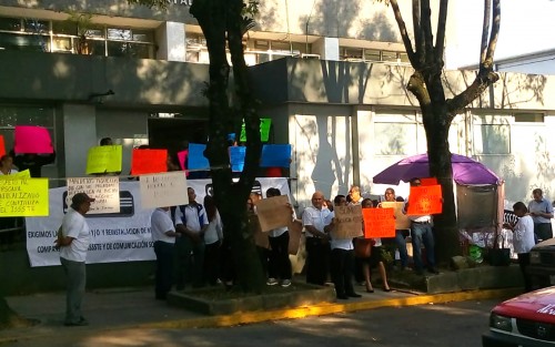 Empleados ISSSTE se manifestaron esta mañana en la delegación de la avenida Xalapa en protesta por el recorte de personal que ya comenzó a hacerse en esta dependencia federal, trabajadores de confianza, quienes temen ser despedidos. 