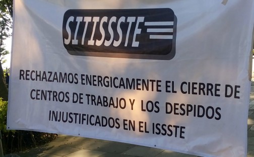 Empleados ISSSTE se manifestaron esta mañana en la delegación de la avenida Xalapa en protesta por el recorte de personal que ya comenzó a hacerse en esta dependencia federal, trabajadores de confianza, quienes temen ser despedidos. 