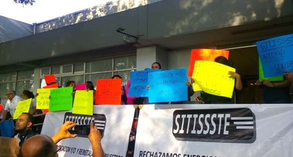 Empleados ISSSTE se manifestaron esta mañana en la delegación de la avenida Xalapa en protesta por el recorte de personal que ya comenzó a hacerse en esta dependencia federal, trabajadores de confianza, quienes temen ser despedidos. 