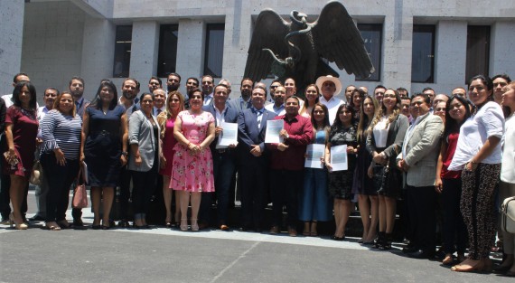 Diputados locales se reunieron con integrantes de la Confederación Patronal de la República Mexicana (Coparmex) Veracruz, encabezados por su presidente, Juan José Sierra Álvarez, quienes entregaron a este Poder el documento con aportaciones al Plan Veracruzano de Desarrollo (PVD) 2019-2024. 