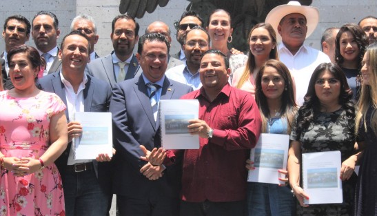 Diputados locales se reunieron con integrantes de la Confederación Patronal de la República Mexicana (Coparmex) Veracruz, encabezados por su presidente, Juan José Sierra Álvarez, quienes entregaron a este Poder el documento con aportaciones al Plan Veracruzano de Desarrollo (PVD) 2019-2024. 