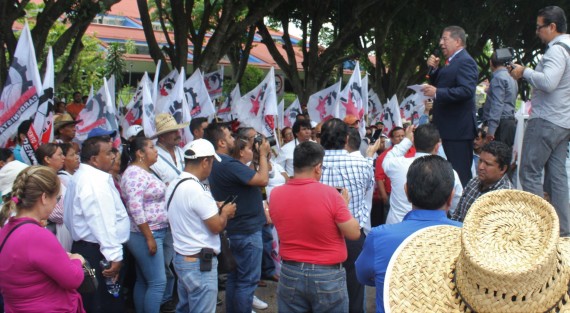 El Presidente del Congreso de Veracruz, diputado José Manuel Pozos Castro, recibió a una comisión del Movimiento Cardenista, dirigido por Antonio Luna Andrade, quienes se manifestaron afuera del Poder Legislativo del Estado para expresar sus inquietudes en relación a la situación que guarda esta organización y temas –que a su consideración- han quedado pendiente de resolver por anteriores administraciones estatales. 