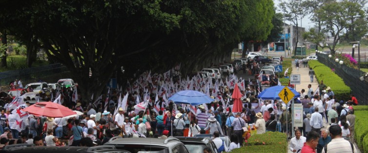 Los cardenistas bloquearon en su manifestación frente al Palacio Legislativo, la circulación vial en la calle de Encanto. 