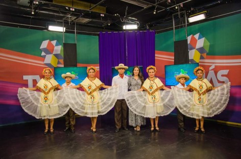 El Alcalde de Teocelo Mario A. Chama Díaz, la Presidenta del Sistema Municipal DIF, Mara Chama Villa y la Dirección de Turismo y Cultura a cargo de Julio C. Casas Casas, asistieron a la grabación del programa <em>Es tu Municipio</em> en Radio Televisión de Veracruz, con el objetivo de difundir y proyectar el Municipio de Teocelo, en el programa tuvo participación el  Ballet de Casa de Cultura y  la Sra Martha Baizabal con la muestra gastronómica. Teocelo agradece a RTV, al INVEDEM y su Director el Lic. Rafael Castillo Zugasti por la invitación y a la Secretaría de Gobierno de Veracruz por abrir estos espacios a los municipios del Estado.  