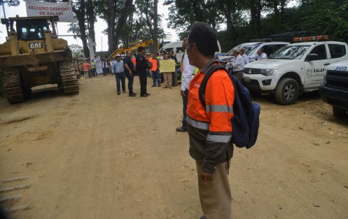 En presencia de policias municipales, representantes legales y hasta protección civil el ayuntamiento de Xalap impidió que personal de Veolia México retomara el control y operación del relleno sanitario de El Tronconal aun cuando la empresa mostró la sentencia del amparo a su favor obtenido el pasado jueves 23 de mayo.