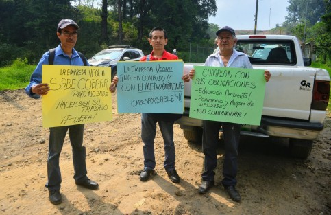 Algunos manifestantes se congregaron en la entrega principal para mostrar su descontento  al saber que posiblemente la empresa Veolia retomaría el control de  El Tronconal.