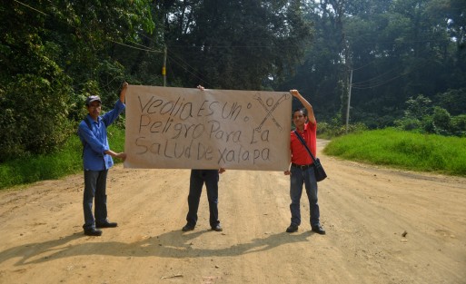 Algunos manifestantes se congregaron en la entrega principal para mostrar su descontento  al saber que posiblemente la empresa Veolia retomaría el control de  El Tronconal.