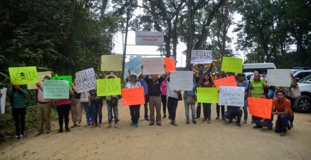 Algunos manifestantes se congregaron en la entrega principal para mostrar su descontento  al saber que posiblemente la empresa Veolia retomaría el control de  El Tronconal.