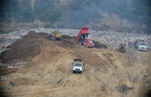 A marchas forzadas personal del ayuntamiento de Xalapa cubre con tierra los cerros de basura que por dos meses tiraron en el relleno sanitario.