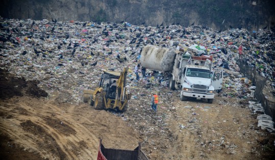 A marchas forzadas personal del ayuntamiento de Xalapa cubre con tierra los cerros de basura que por dos meses tiraron en el relleno sanitario.