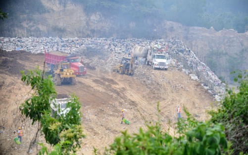 A marchas forzadas personal del ayuntamiento de Xalapa cubre con tierra los cerros de basura que por dos meses tiraron en el relleno sanitario.