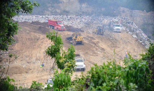 A marchas forzadas personal del ayuntamiento de Xalapa cubre con tierra los cerros de basura que por dos meses tiraron en el relleno sanitario.
