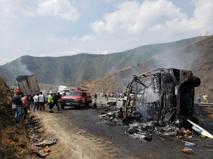Un autobús de turismo que se trasladaba de la Ciudad de México hacia Chiapas, circulaba por el kilómetro 245 de la autopista Puebla-Veracruz, cuando chocó por alcance con un tráiler. El autobús volcó y se incendió. Algunos pasajeros pudieron salir del autobús, pero otros quedaron atrapados en el interior debido al fuerte incendio.