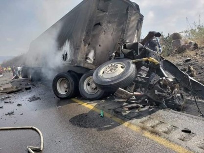 Fatal accidente en las Cumbres de Maltrata la mañana de este miércoles, donde un autobús de pasajeros impactó contra un tráiler, incendiándose. Se habla de hasta 20 posibles víctimas fatales. 