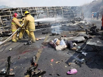 Fatal accidente en las Cumbres de Maltrata la mañana de este miércoles, donde un autobús de pasajeros impactó contra un tráiler, incendiándose. Se habla de hasta 20 posibles víctimas fatales. 