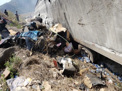 Fatal accidente en las Cumbres de Maltrata la mañana de este miércoles, donde un autobús de pasajeros impactó contra un tráiler, incendiándose. Se habla de hasta 20 posibles víctimas fatales. 