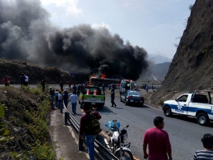 Fatal accidente en las Cumbres de Maltrata la mañana de este miércoles, donde un autobús de pasajeros impactó contra un tráiler, incendiándose. Se habla de hasta 20 posibles víctimas fatales. 