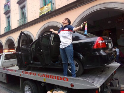Por más de dos horas una mujer afectada mentalmente por causas desconocidas, alteró la vida cotidiana en el centro de Xalapa, al deambular por sitios públicos exclamando incoherencias. Incluso alteró la circulación vial al estacionar su auto frente a la Catedral, mismo que fue retirado por una grúa. Personal de la CEDHV acompañó a la mujer sin intervenir, con el fin de vigilar el respeto de sus derechos humanos. 