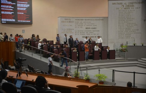 A media sesión el diputado Bingen Rementería pidió que se verificara nuevamente el QUORUM, ya que muchos diputados andan en todo menos en la sesión. 