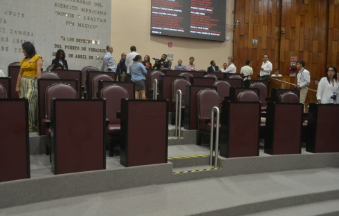 Con retraso de 50 minutos diputados en su mayoría Morena llegan a la sesión y lo peor es que se la pasan comiendo o en el celular en fin así la 4T.