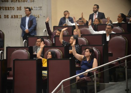 Se realizó la sexta sesión ordinaria del Congreso Local donde unos de los puntos que se discutieron fue el dictamen de las Comisiones Permanentes Unidas de Justicia y Puntos Constitucionales y de Derechos de la Niñez y la Familia, con proyecto de Decreto que reforma el artículo 242 del Código Civil. 