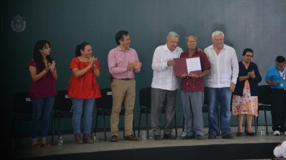 El presidentede la República, Andrés Manuel López Obrador, estuvo de visita en Coatepec, donde entregó apoyos a cafetaleros de 5 mil pesos por productor, así como becas a jóvenes y personas con capacidades diferentes.  