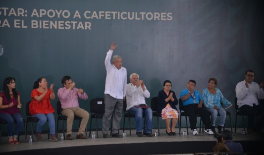 El presidentede la República, Andrés Manuel López Obrador, estuvo de visita en Coatepec, donde entregó apoyos a cafetaleros de 5 mil pesos por productor, así como becas a jóvenes y personas con capacidades diferentes.  
