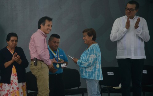 El presidentede la República, Andrés Manuel López Obrador, estuvo de visita en Coatepec, donde entregó apoyos a cafetaleros de 5 mil pesos por productor, así como becas a jóvenes y personas con capacidades diferentes.  